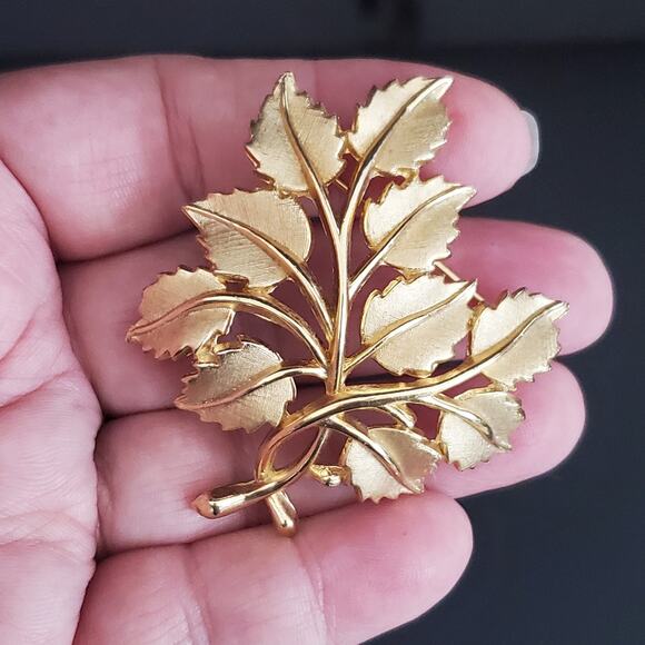 Vintage Signed Crown‎ TRIFARI TREE OF LIFE Leaves Gold Tone Pin Brooch Signed - Picture 1 of 5